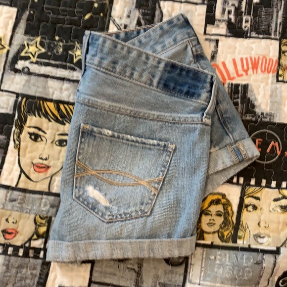 Girls Abercrombie distressed jean shorts - Picture 2 of 3